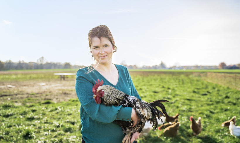 Hühnerfrau mit Haltung